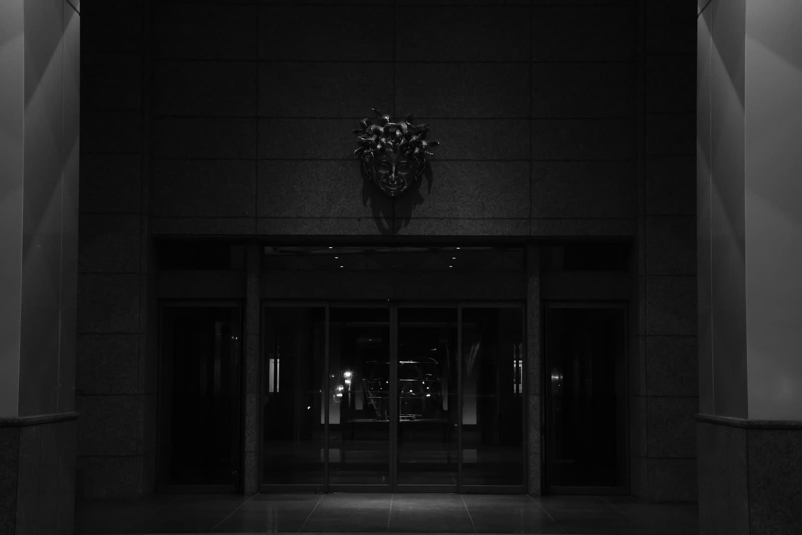 Escena editorial nocturna